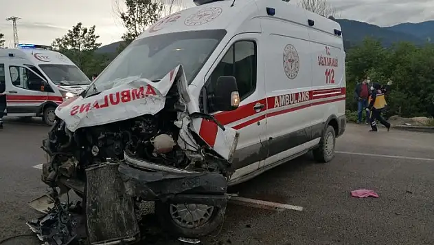 Kovid-19 hastası taşıyan ambulans minibüs ile çarpıştı