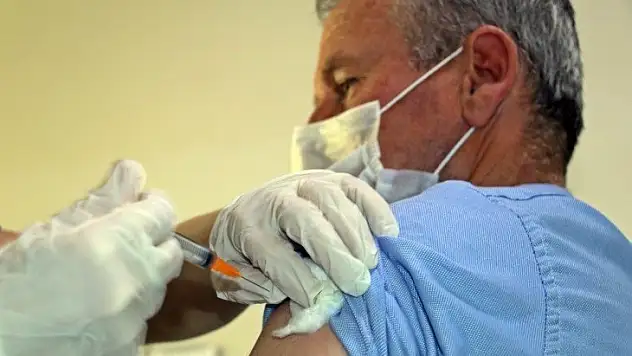 Aşı olup virüse yakalananlar tekrar aşılanıyor