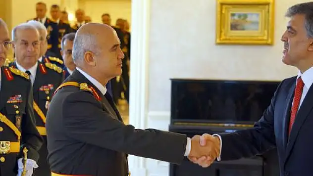 Cumhurbaşkanı Gül, 'başkomutan' sıfatıyla köşkte tebrikleri kabul etti