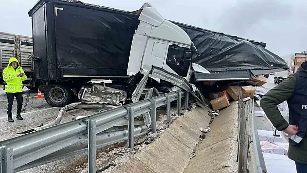 Tır, bariyerlere çarptı: 2 yaralı