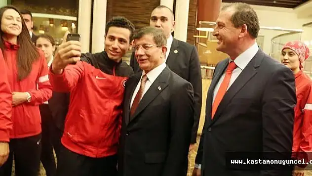 Davutoğlu, Taekwondocularla Bir Araya Geldi