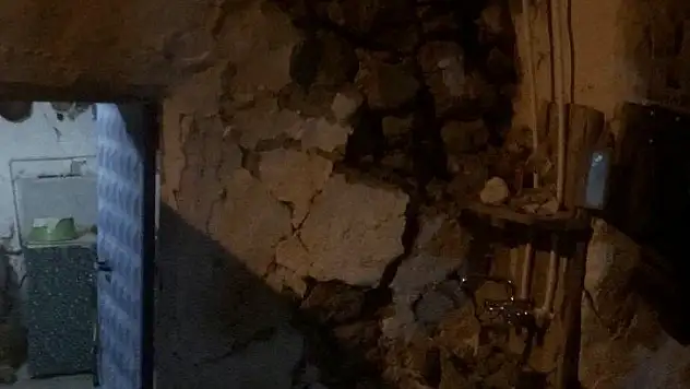 Deprem bazı köy evlerine hasar verdi, kayalar yuvarlandı
