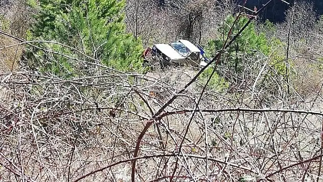 Direksiyon başında uyudu 25 metrelik uçuruma yuvarlandı