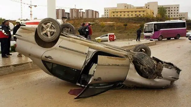 Direksiyon Hakimiyetini Kaybeden Sürücü Takla Attı