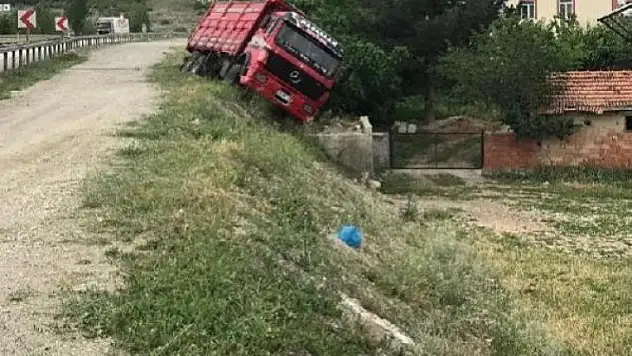 El frenini çekmeyi unuttuğu kamyon menfezde devrildi