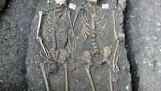 El ele tutuşmuş sevgili kemikleri şaşırttı