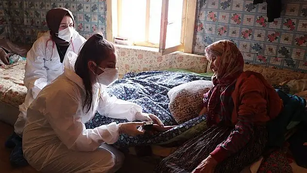 Engebeli coğrafyada Kovid-19 aşısı için köy köy geziyorlar