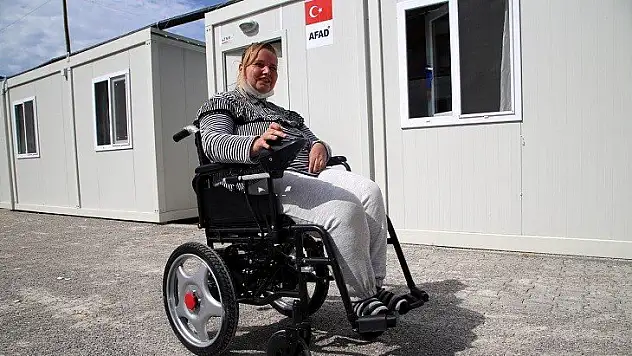 Engelli selzedeye akülü tekerlekli sandalye hediye edildi