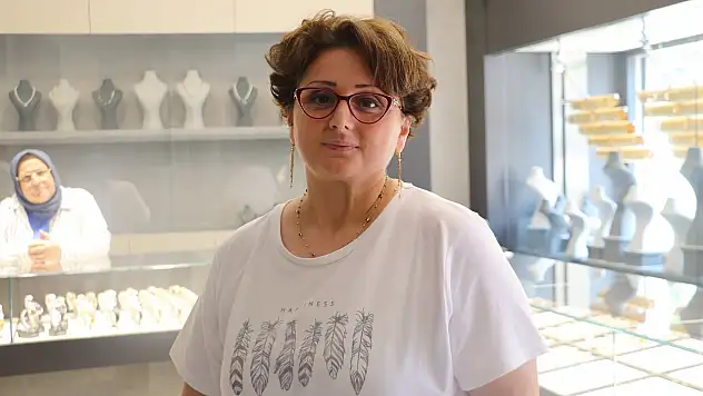 Eşini selde kaybetmişti! Tezgahın başına geçti