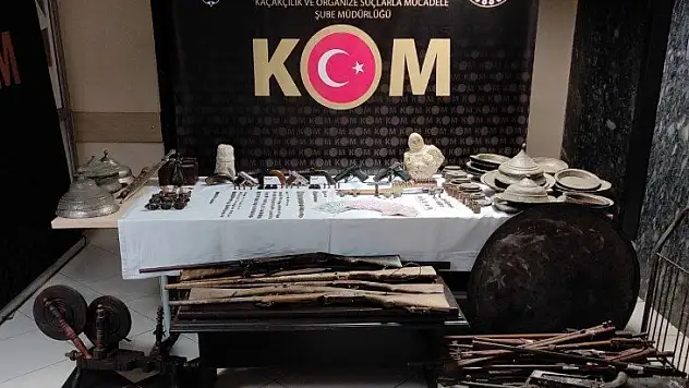 Evinde çok sayıda tarihi eser ve silah bulunan kişi gözaltına alındı