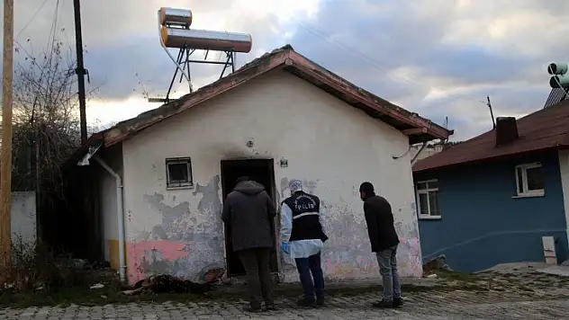 Evini ateşe verip kaçtığı iddia edilen kadın aranıyor