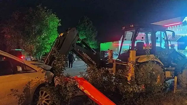 Olası faciayı benzin istasyonundaki kepçe önledi