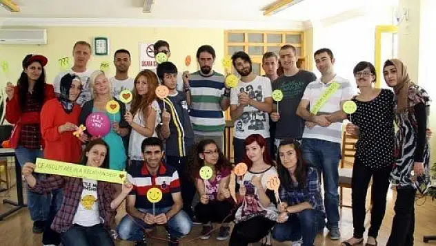 Gençler, internet ve sosyal ağlar yerine biraraya gelip oyun oynadı, sohbet etti