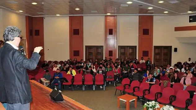 Gençlik ve Kariyer Merkezi Eğitimlerine Yoğun İlgi