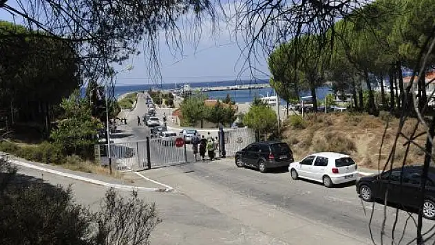 Gökçeada feribot iskelesinde kilometrelerce kuyruk oluştu