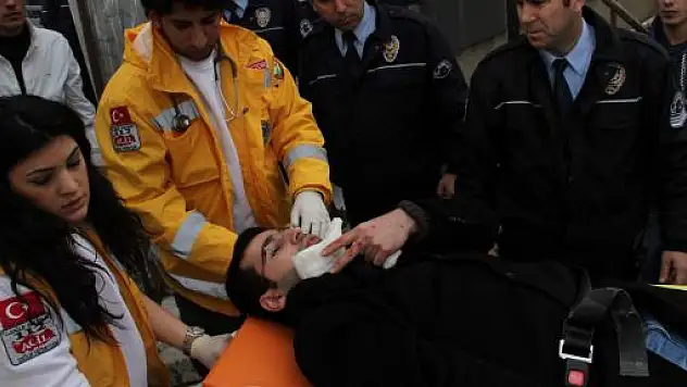 Hacizde Avukatın Boğazını Bıçakla Kestiler