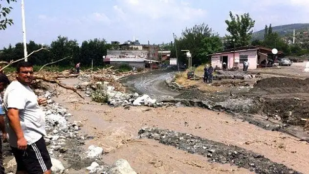 Hatay'da sel yolları kapadı, araçlar toprak altında kaldı