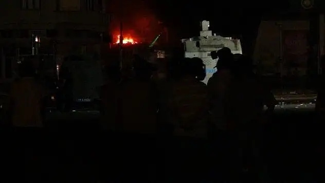 Hataydaki eylemler gece de sürdü