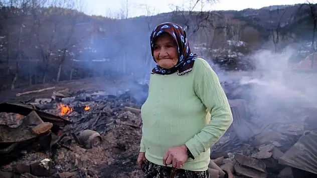 Hem evi hem anıları yandı