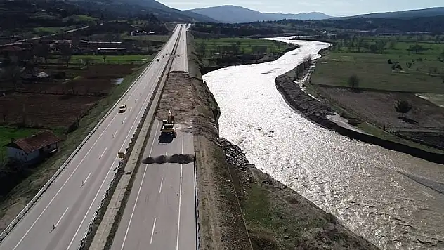 Heyelan oluşan bölgelerde çalışma yapılıyor