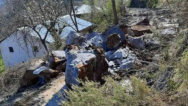 Heyelanda kapanan köy yolu ulaşıma açıldı