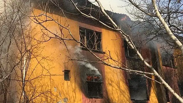 Hırsızlık yaptığı evi ateşe verdiği iddia edilen zanlı tutuklandı