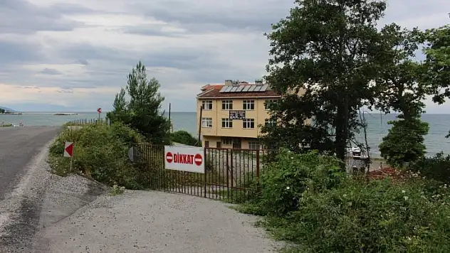 İki köy anlaşamadı, 812 yaşındaki çınar ağacının yolu kapatıldı