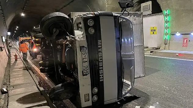 Ilgaz Tüneli'nde kaza! Sürücü yaralandı