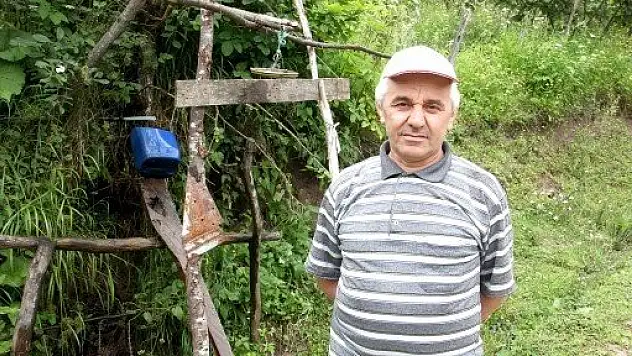 İlkel su düzeneği ile yaban hayvanlarını köye sokmuyor