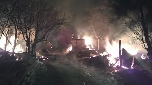 İnebolu'da İki Ev ve Samanlık Yangında Kül Oldu