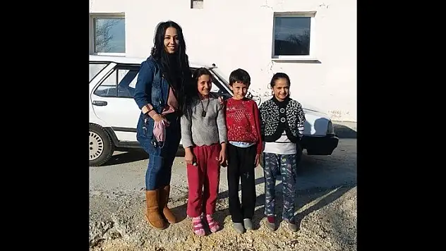 İşsiz olan öğretmenden köy okuluna tablet ve kaynak kitap desteği