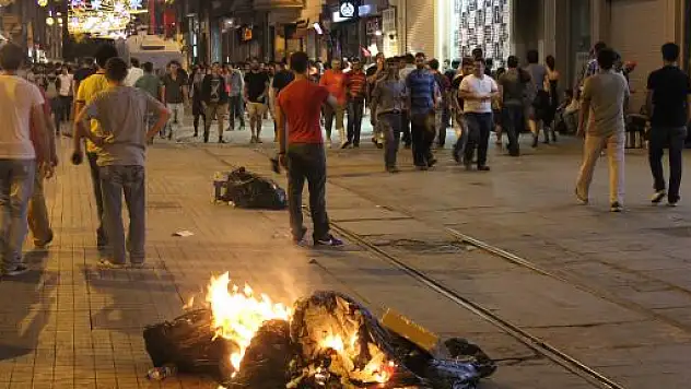 İstiklal Caddesi'nde eylem yapan gruba polis müdahale etti
