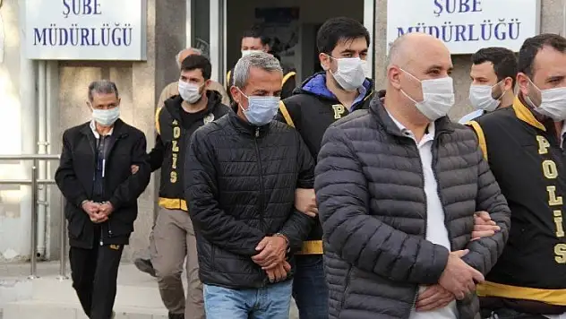 İzmir'deki depremde yıkılan binalarla ilgili 7 kişi tutuklandı