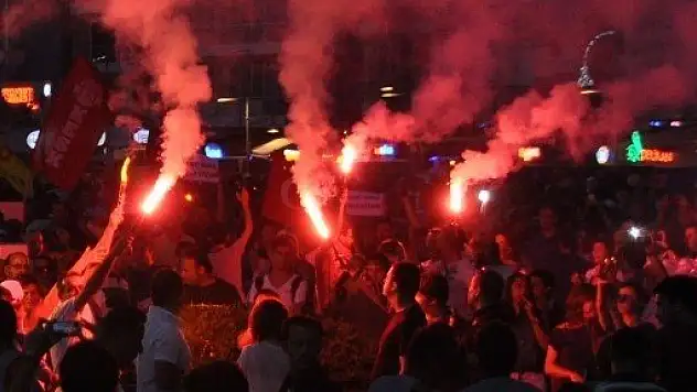 İzmir'de meşaleli 'Gezi Parkı' eylemi