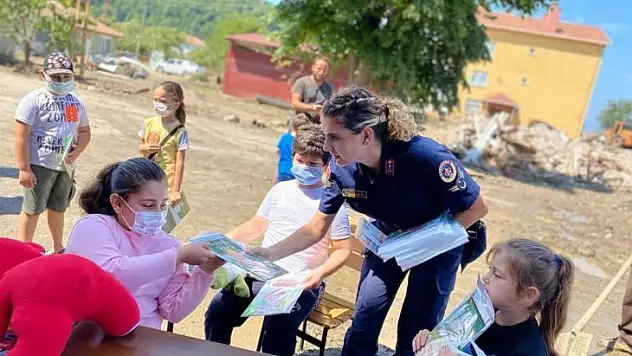 Jandarma, selzede çocukların yüzünü güldürdü