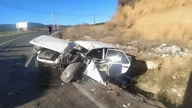 Otomobil ile kamyon kafa kafaya çarpıştı: 1 yaralı