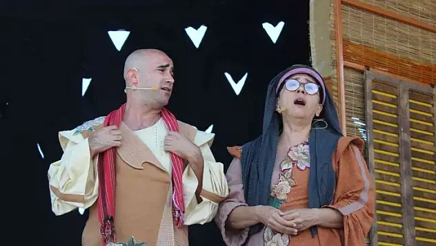 Kamyon kasasında tiyatro