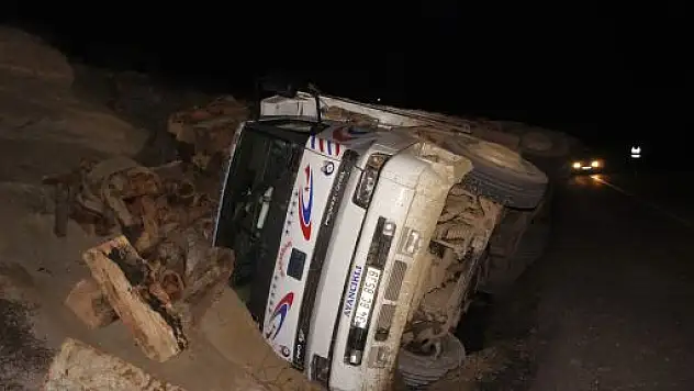 Kamyon Şarampole Devrildi: 1 Yaralı