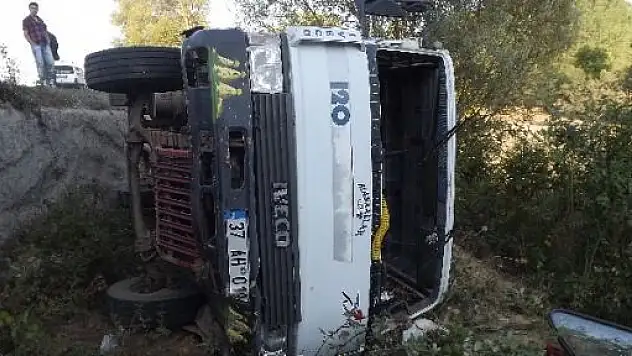 Kamyon Şarampole Yuvarlandı: 3 Yaralı 