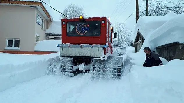 Kar nedeniyle köyde mahsur kalan 2 hasta ekiplerce kurtarıldı