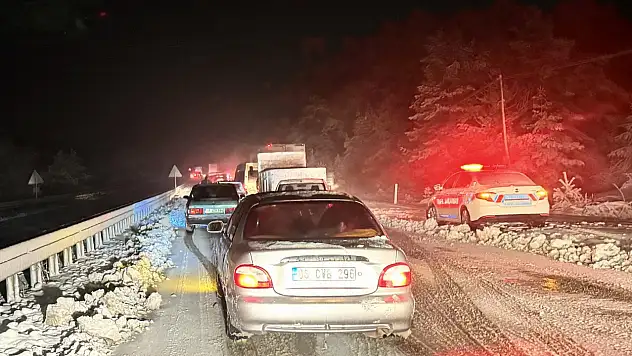 Kar yağışı! Araçlar yolda kaldı