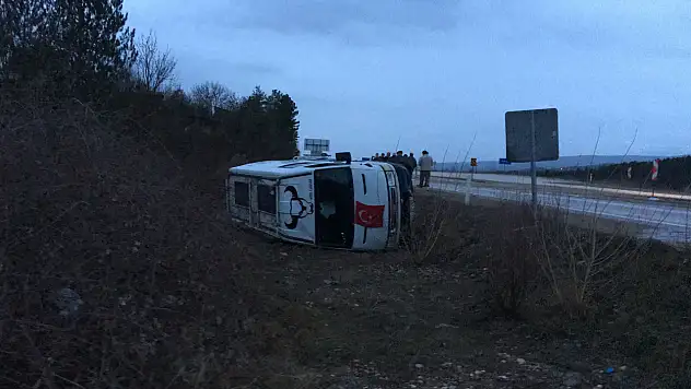 Karavan devrildi! 3 yaralı