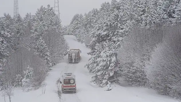 Kovid-19 hastası çift, 4 saatlik mücadeleyle hastaneye ulaştırıldı