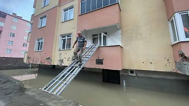 Karyola demirinden kurdukları köprü ile eve ulaşıyorlar