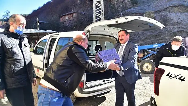 Kastamonu Belediyesi 10 evin yandığı köye yardımda bulundu