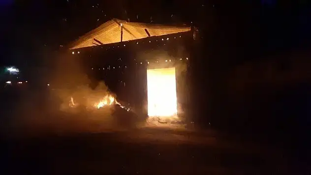 Çıkan yangında samanlık küle döndü