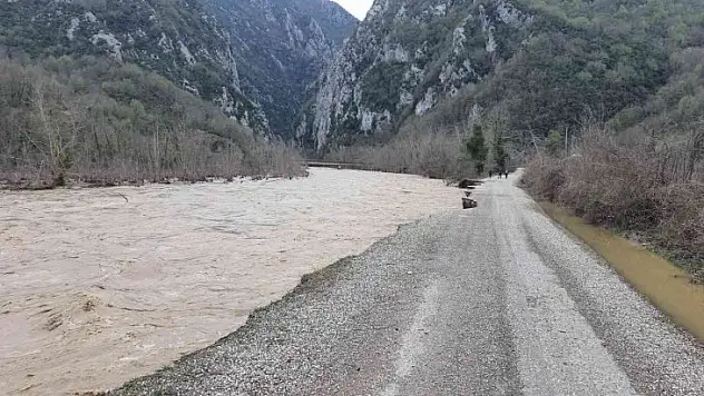 Çöken yol trafiğe kapatıldı