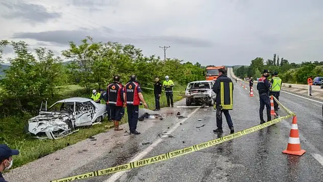 Kastamonu'da iki otomobil kafa kafaya çarpıştı: 2 ölü, 1 yaralı