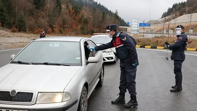 Kastamonu'da il dışından gelenlerin ateşi ölçülüyor