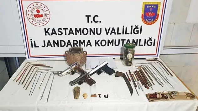 Kaçak kazı yapan 3 kişiyi jandarma yakaladı